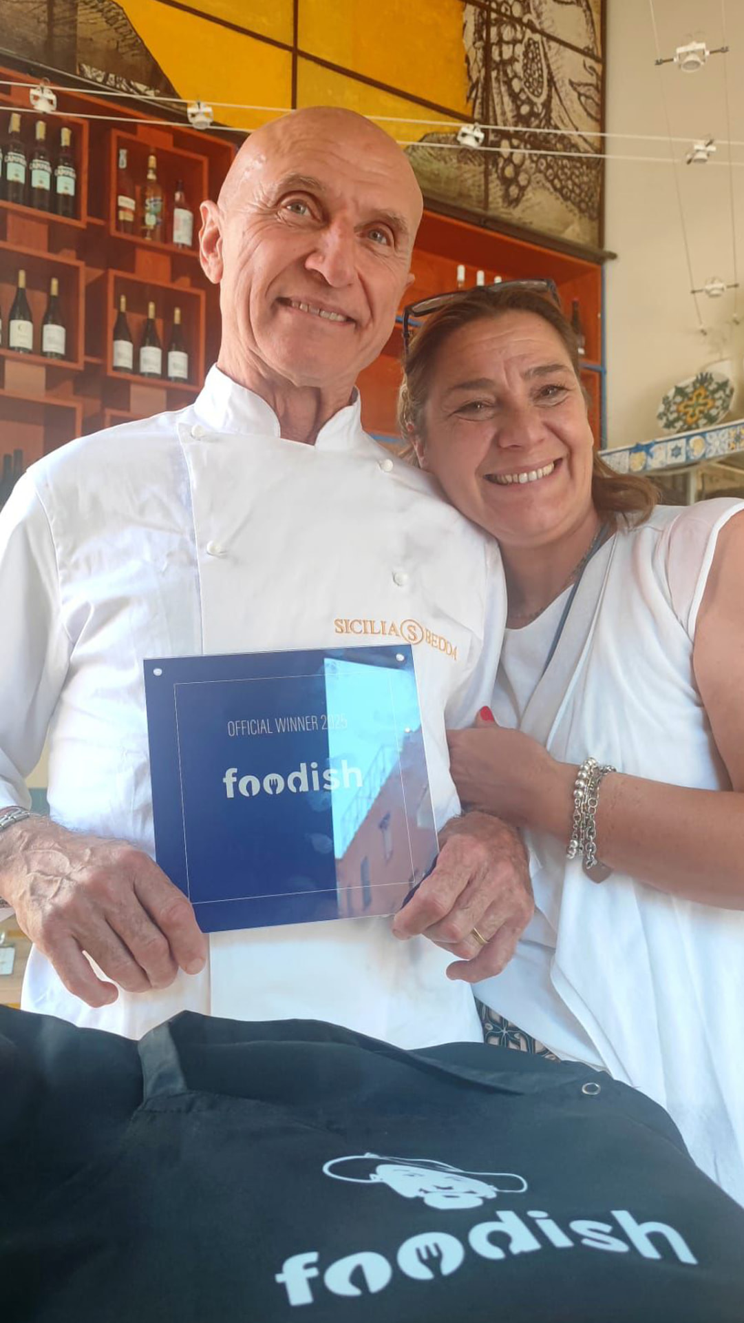 Cesare con la targa del premio Foodish 2025 vinto da Sicilia Bedda